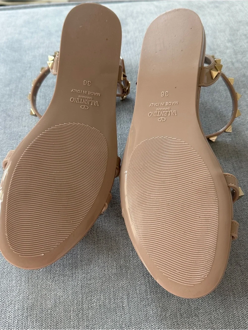 Valentino Garavani Rockstud T-Strap Rubber Sandals - Picture 4 of 6